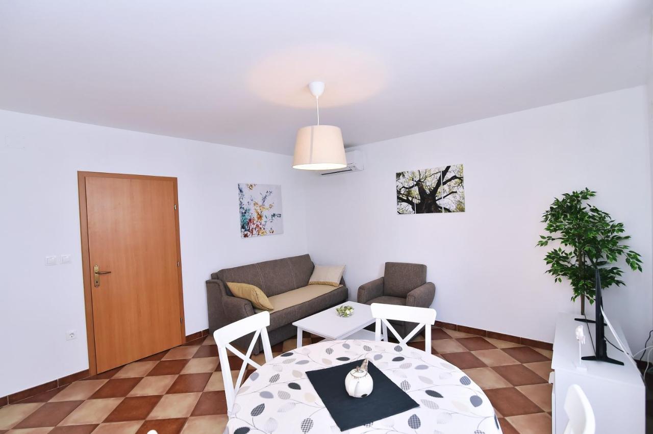 Luni Apartment