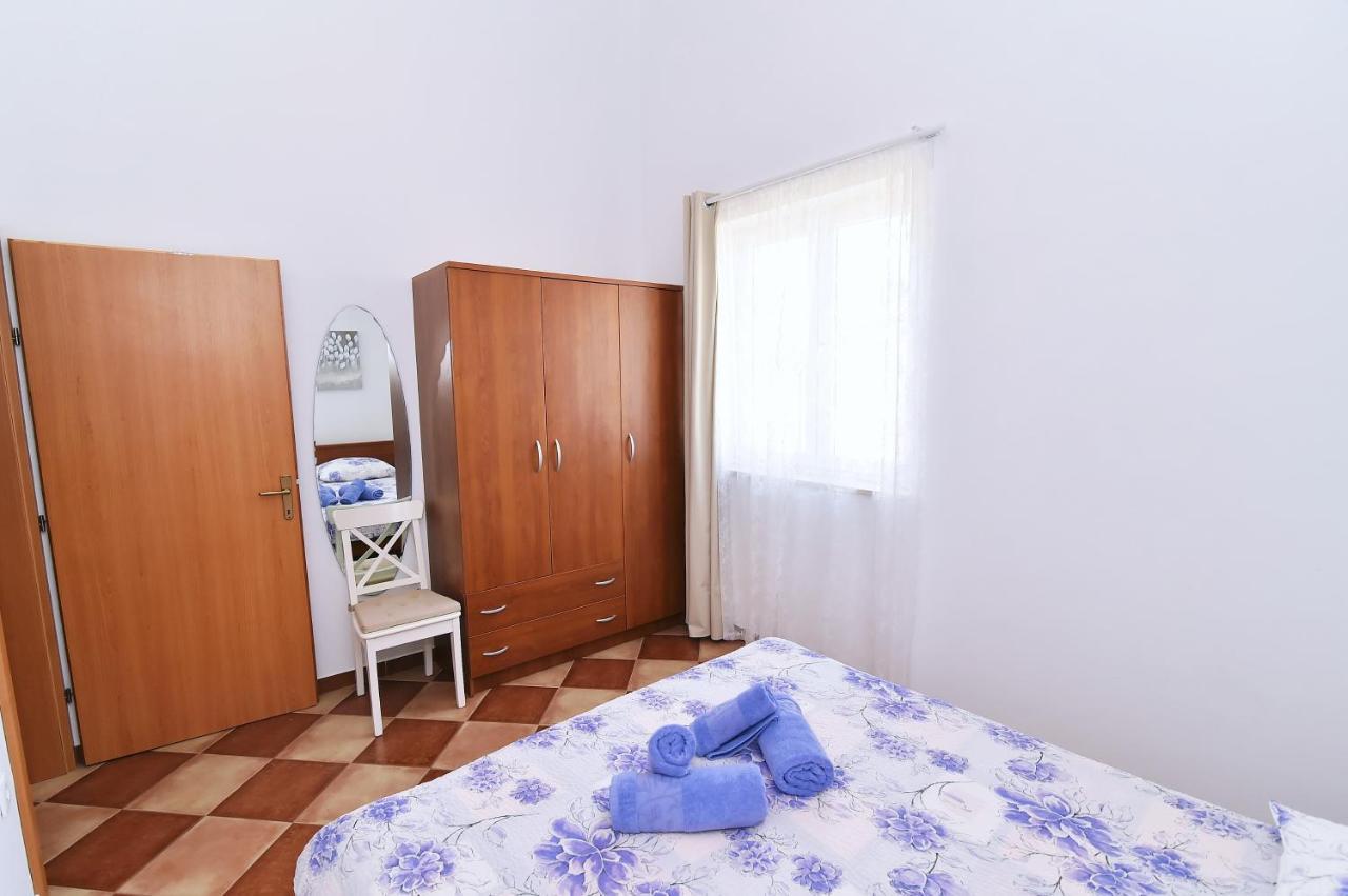 Luni Apartment