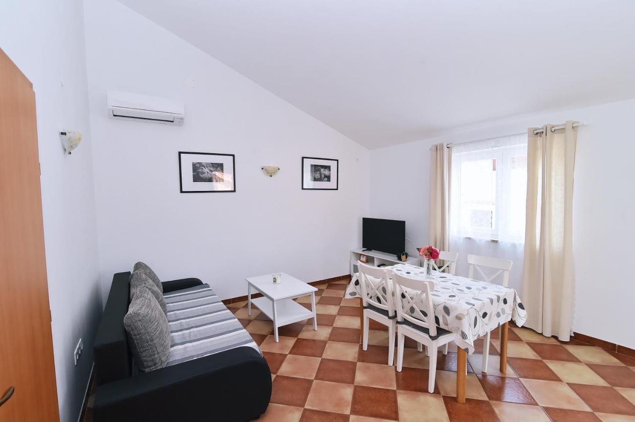 Luni Apartment